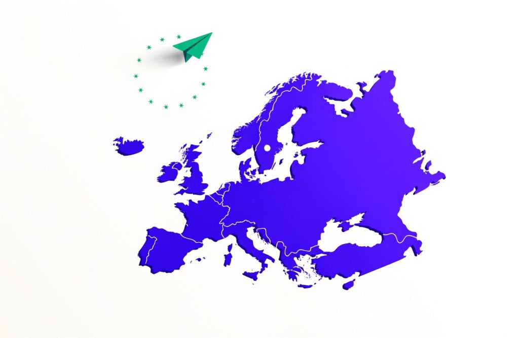 Illustration: Europakarte mit Papierflieger und Sternen