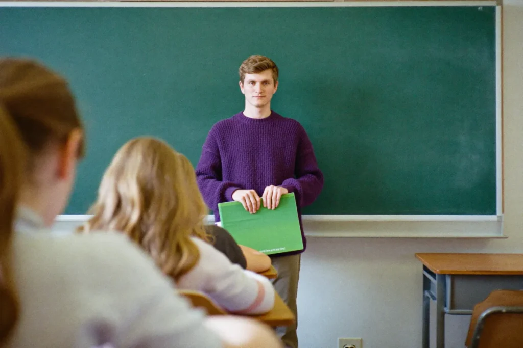 Referendar steht vor der Tafel in einem Klassenzimmer
